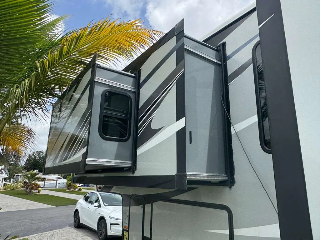 Double slide-out repair on a Class A motorhome